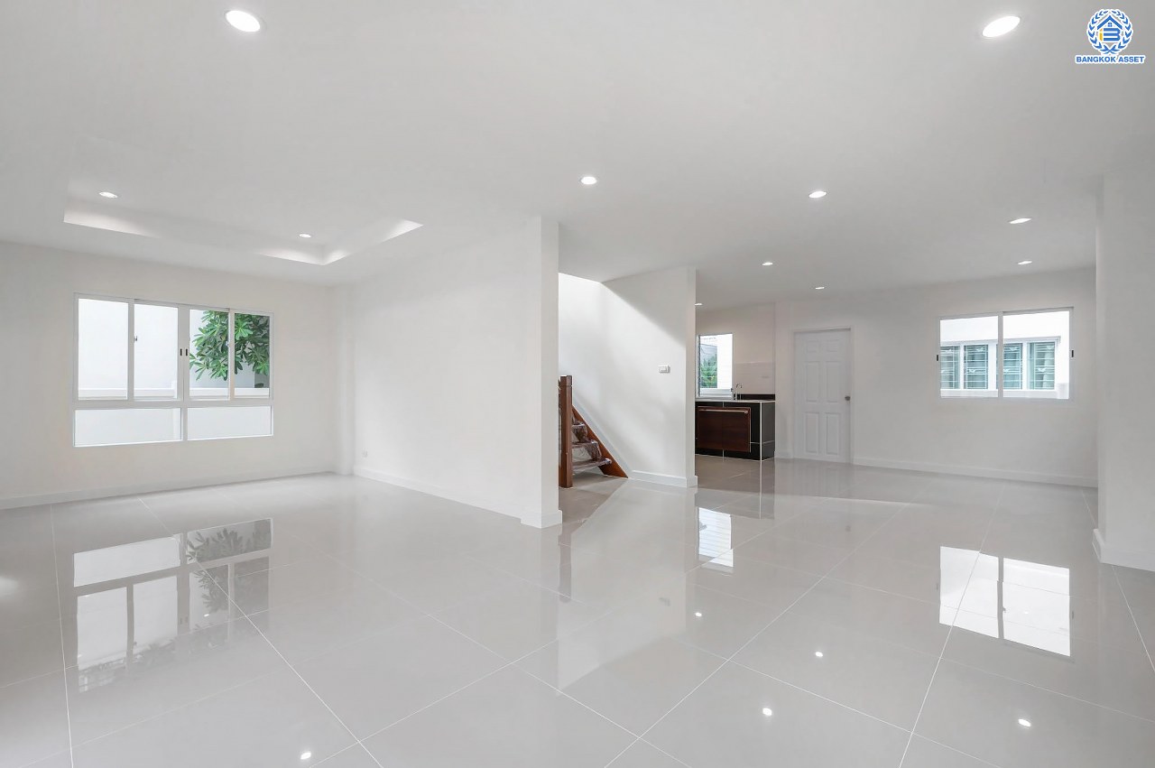 บ้านมือสองตกแต่งใหม่ โครงการ ชวนชื่นโมดัส ราชพฤกษ์-ท่าอิฐ เนื้อที่กว่า 57.8 ตร.ว. พร้อมฟังก์ชัน 3 ห้องนอน 2 ห้องน้ำ จอดรถได้ 2 คัน บนทำเลศักยภาพ เชื่อมต่อถนนรัตนาธิเบศร์ และถนนราชพฤกษ์ ทำเลใจกลาง 2 เซ็นทรัล ใกล้รถไฟฟ้า "สถานีบางรักน้อยท่าอิฐ"